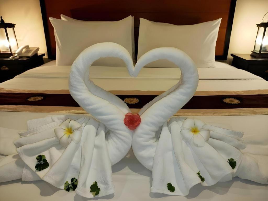 Rayong Lanna Hotel Bagian luar foto