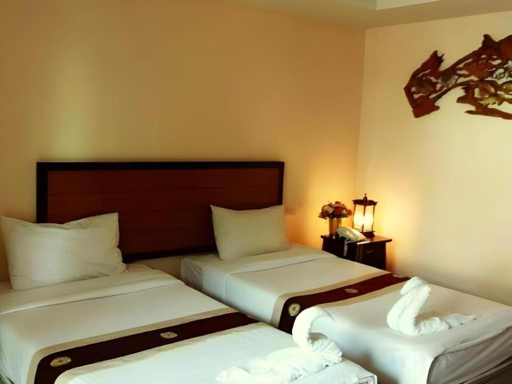 Rayong Lanna Hotel Bagian luar foto
