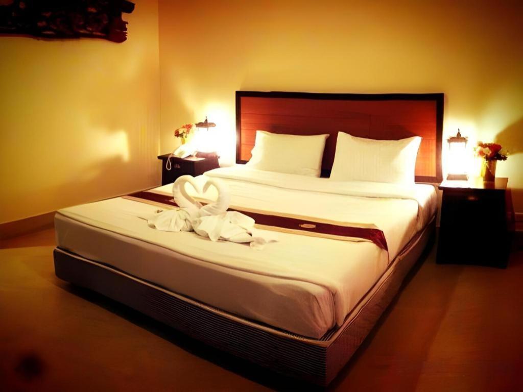 Rayong Lanna Hotel Bagian luar foto