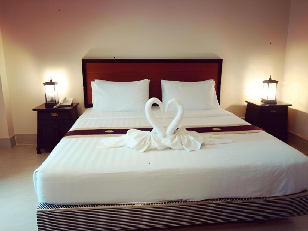 Rayong Lanna Hotel Bagian luar foto