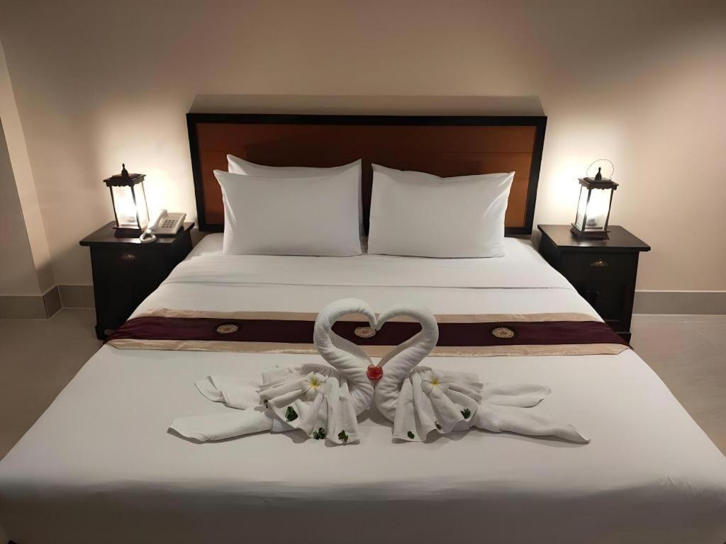 Rayong Lanna Hotel Bagian luar foto