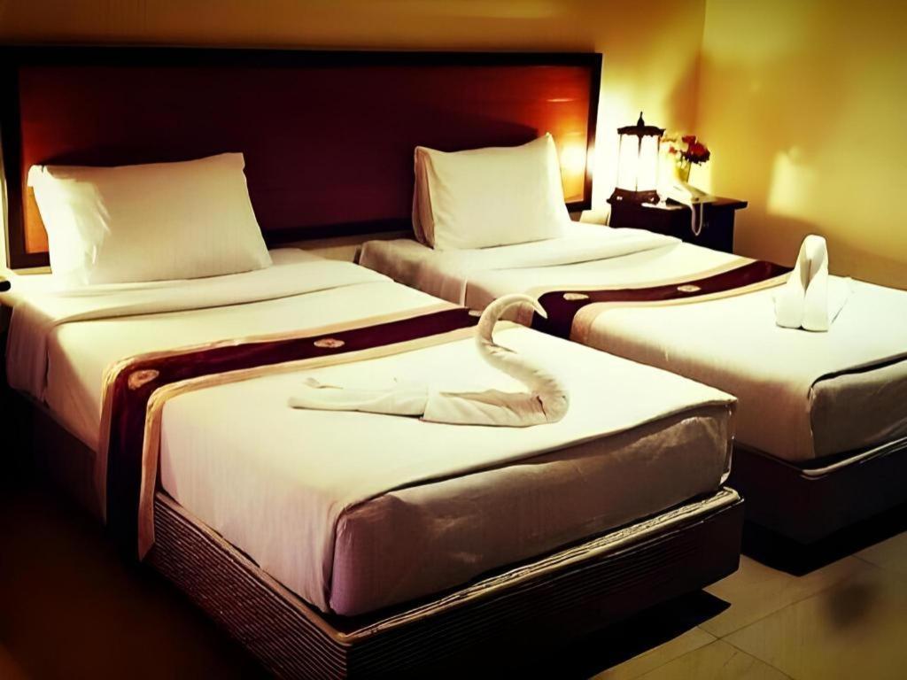 Rayong Lanna Hotel Bagian luar foto