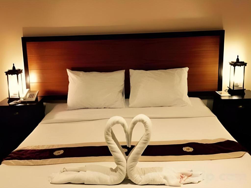 Rayong Lanna Hotel Bagian luar foto