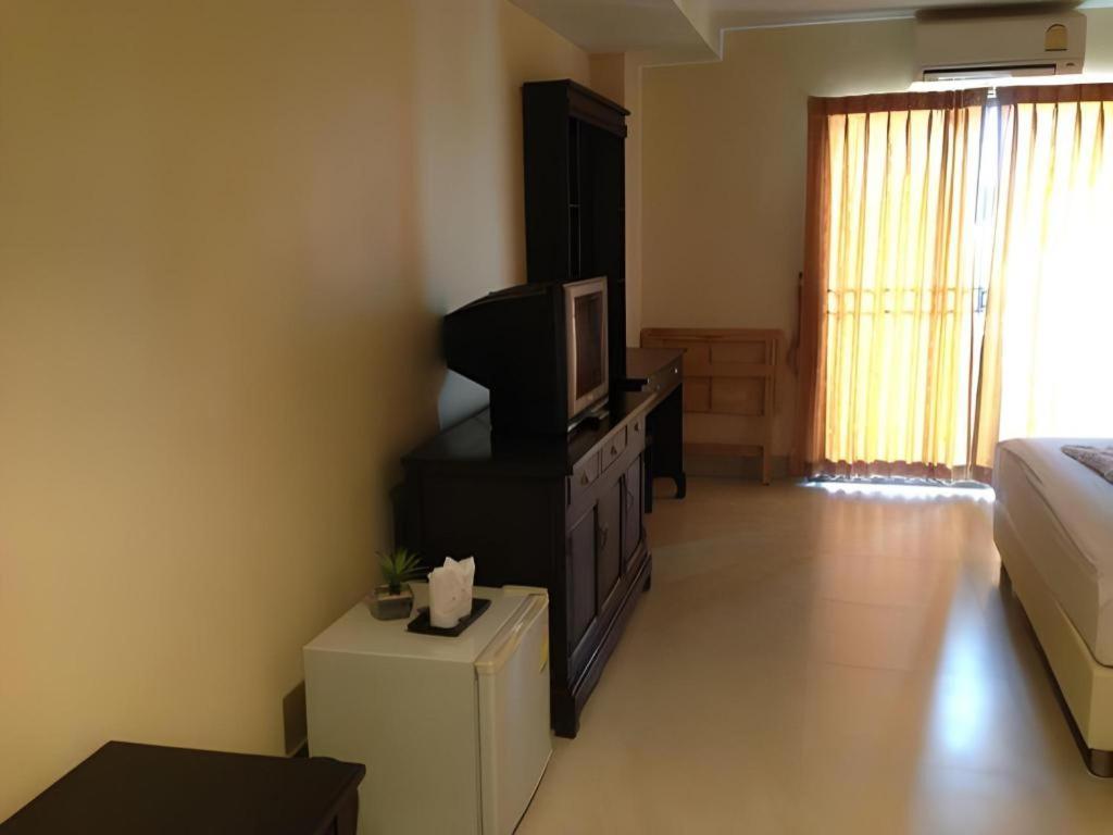 Rayong Lanna Hotel Bagian luar foto