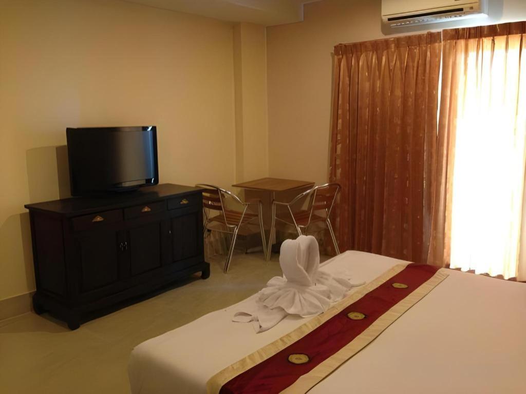 Rayong Lanna Hotel Bagian luar foto