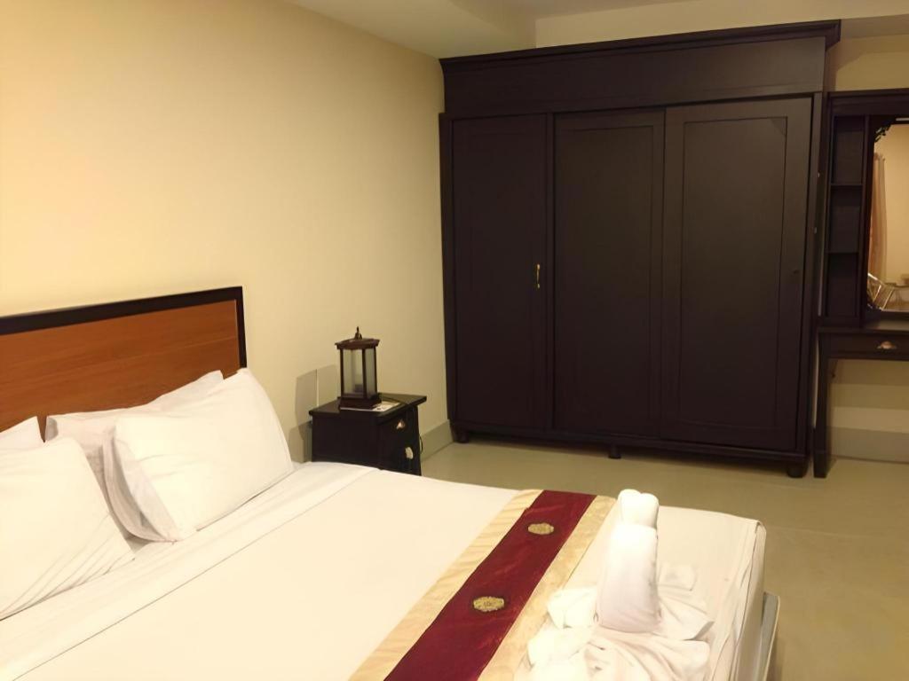 Rayong Lanna Hotel Bagian luar foto