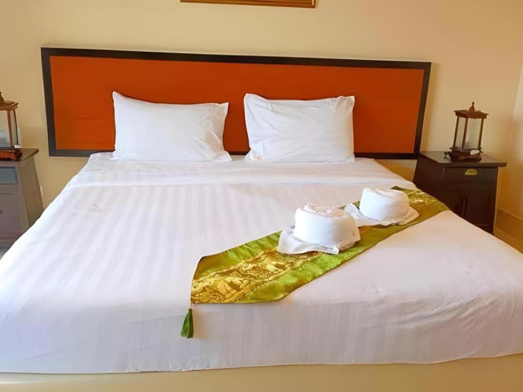 Rayong Lanna Hotel Bagian luar foto