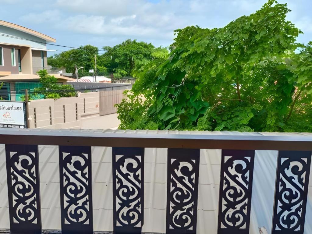 Rayong Lanna Hotel Bagian luar foto