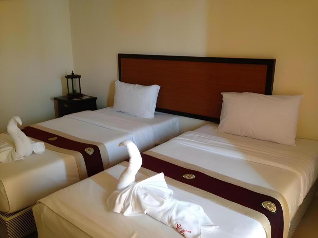Rayong Lanna Hotel Bagian luar foto