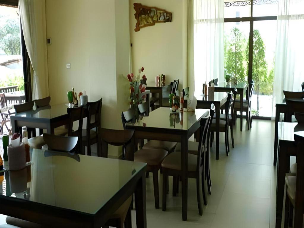 Rayong Lanna Hotel Bagian luar foto