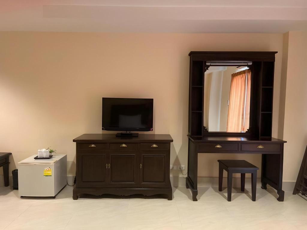 Rayong Lanna Hotel Bagian luar foto