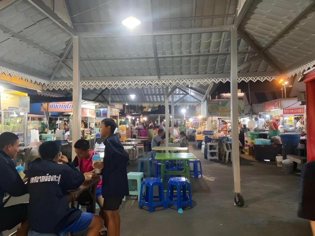 Rayong Lanna Hotel Bagian luar foto