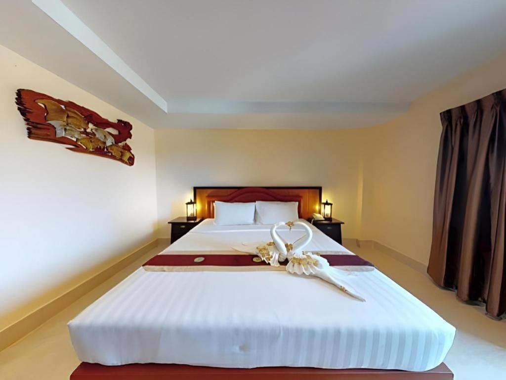 Rayong Lanna Hotel Bagian luar foto