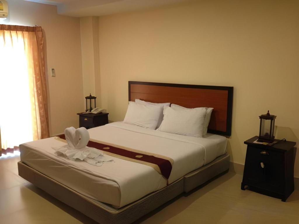 Rayong Lanna Hotel Bagian luar foto