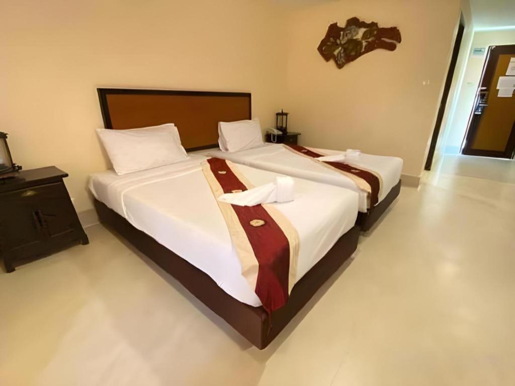 Rayong Lanna Hotel Bagian luar foto