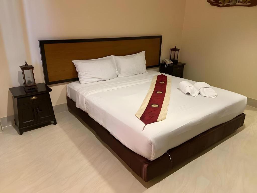 Rayong Lanna Hotel Bagian luar foto