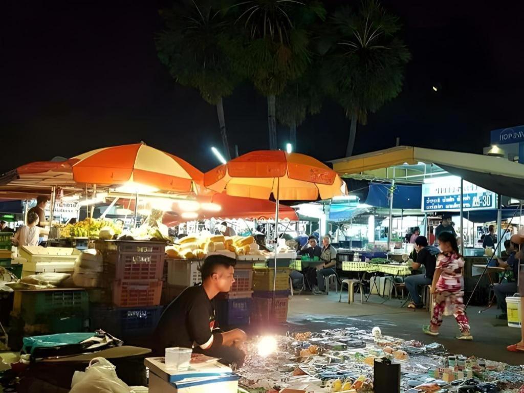 Rayong Lanna Hotel Bagian luar foto