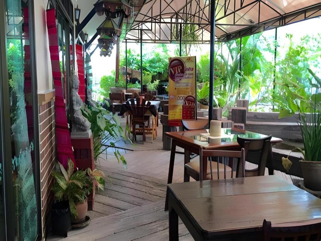 Rayong Lanna Hotel Bagian luar foto