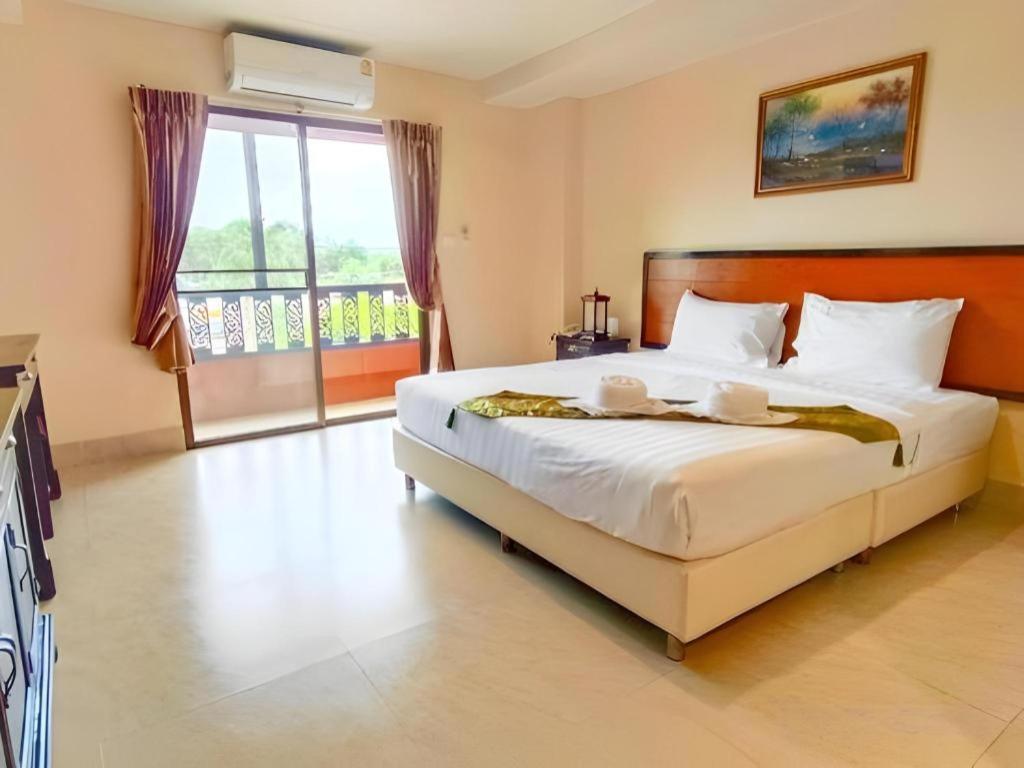 Rayong Lanna Hotel Bagian luar foto