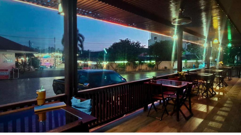 Rayong Lanna Hotel Bagian luar foto