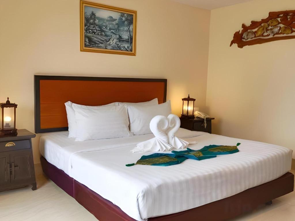 Rayong Lanna Hotel Bagian luar foto