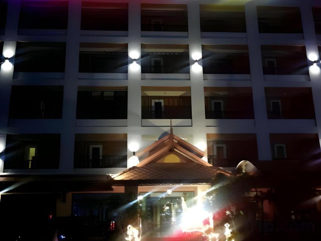 Rayong Lanna Hotel Bagian luar foto