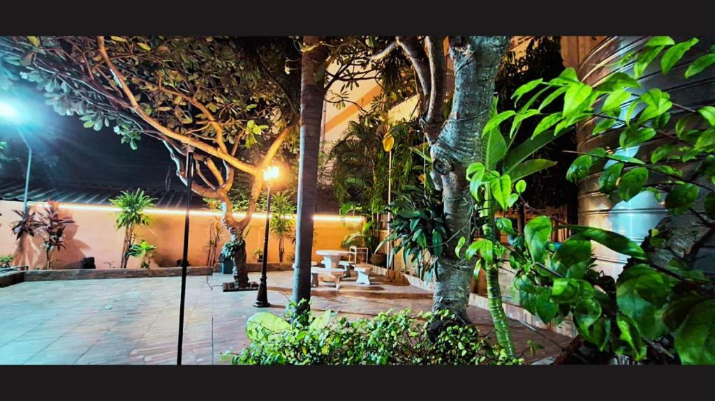 Rayong Lanna Hotel Bagian luar foto
