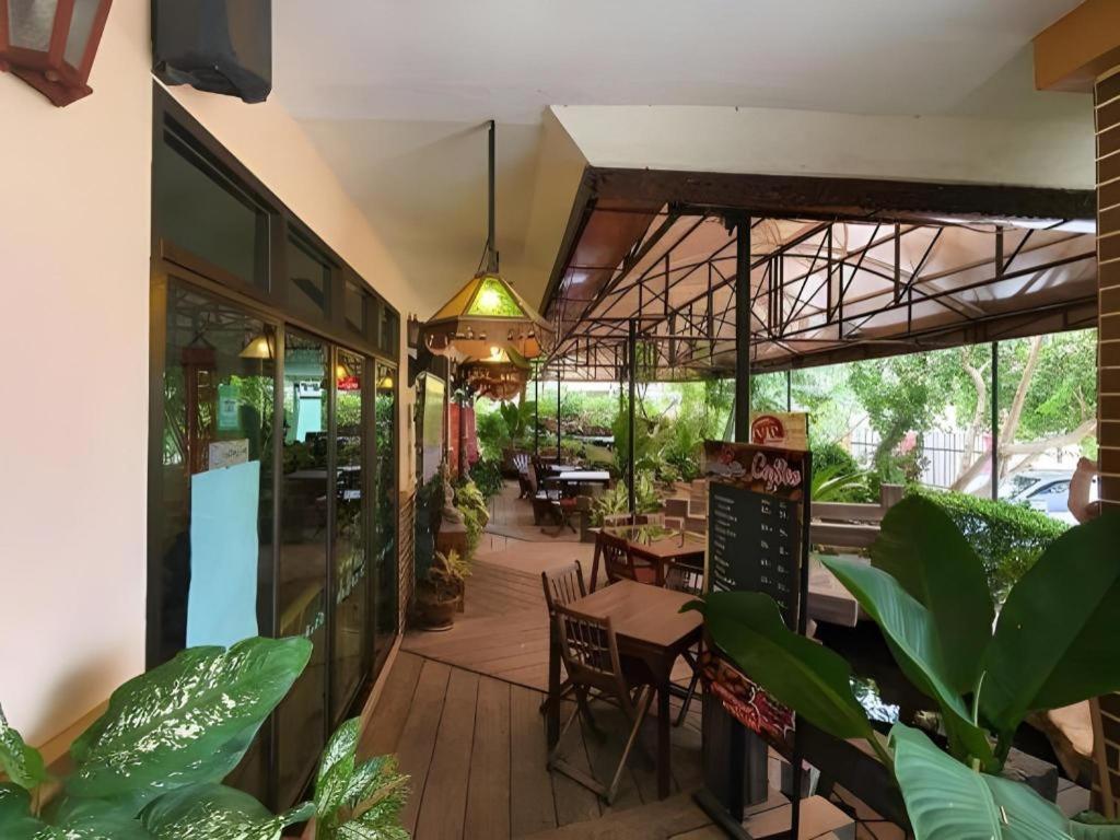 Rayong Lanna Hotel Bagian luar foto