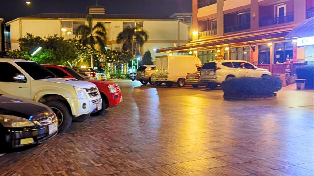 Rayong Lanna Hotel Bagian luar foto
