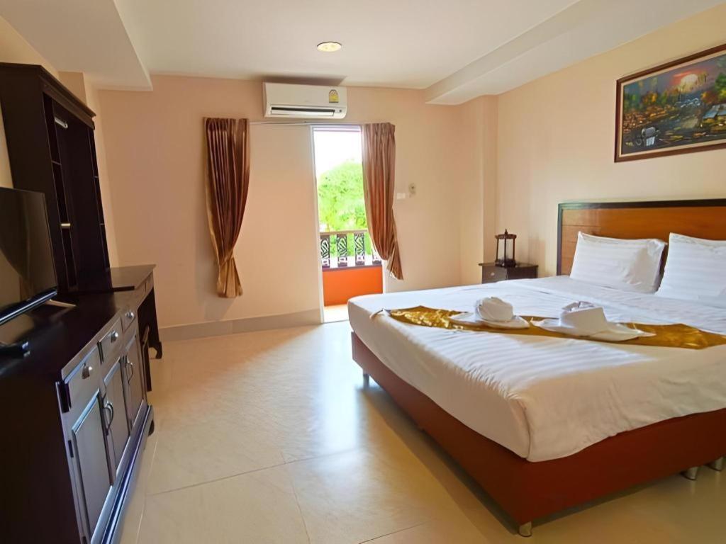 Rayong Lanna Hotel Bagian luar foto
