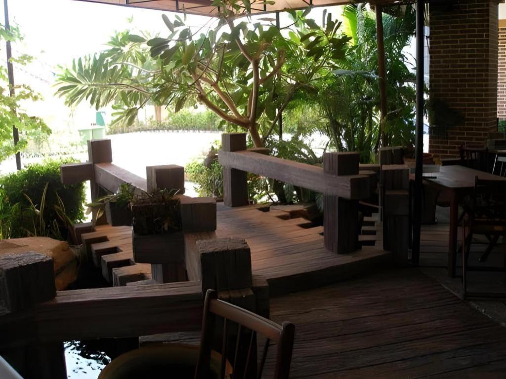 Rayong Lanna Hotel Bagian luar foto