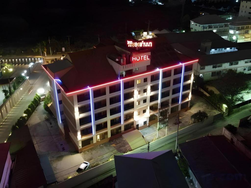Rayong Lanna Hotel Bagian luar foto