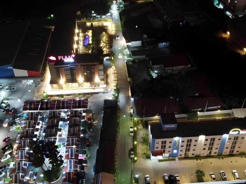 Rayong Lanna Hotel Bagian luar foto