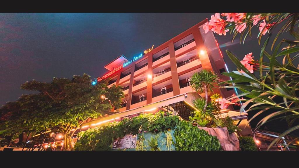 Rayong Lanna Hotel Bagian luar foto