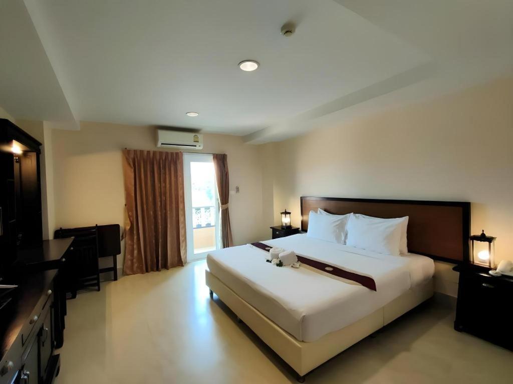 Rayong Lanna Hotel Bagian luar foto