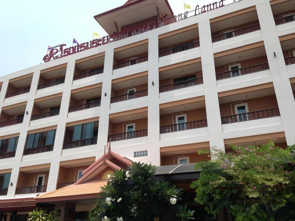 Rayong Lanna Hotel Bagian luar foto