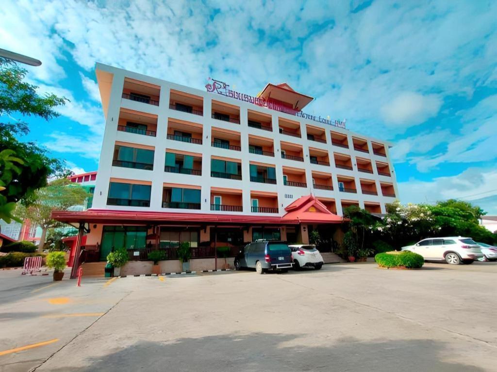 Rayong Lanna Hotel Bagian luar foto