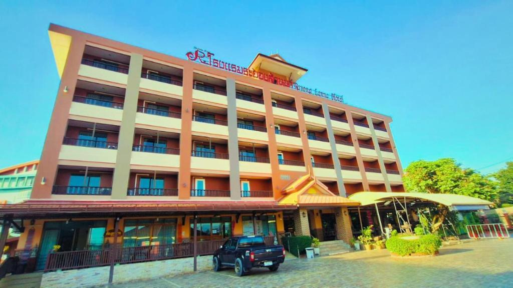 Rayong Lanna Hotel Bagian luar foto