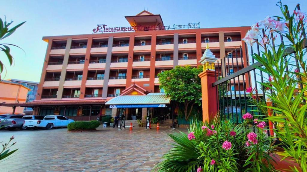 Rayong Lanna Hotel Bagian luar foto