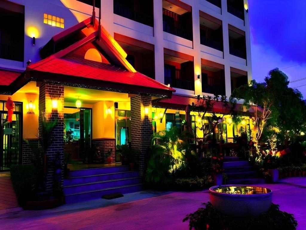 Rayong Lanna Hotel Bagian luar foto