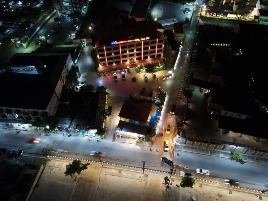 Rayong Lanna Hotel Bagian luar foto