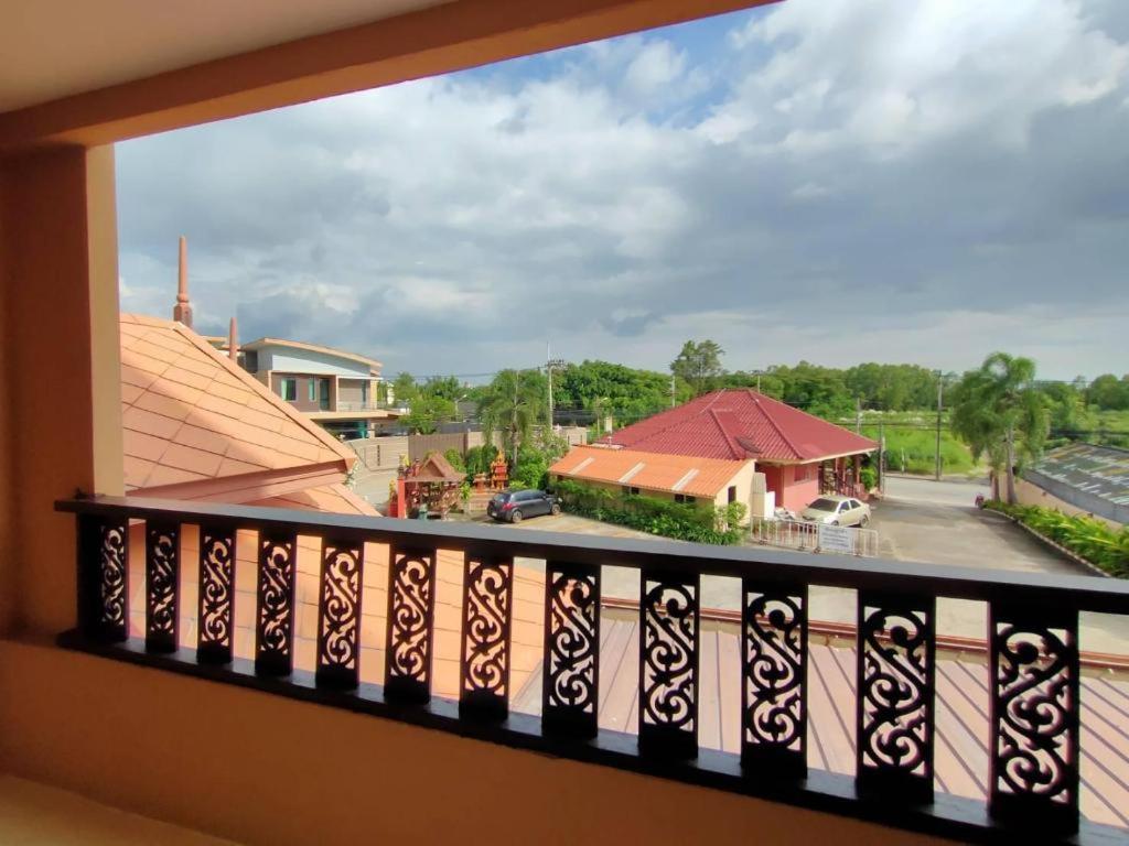 Rayong Lanna Hotel Bagian luar foto