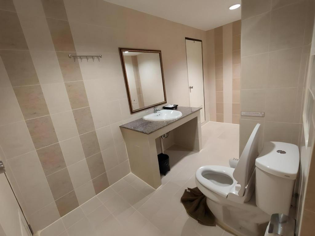 Rayong Lanna Hotel Bagian luar foto