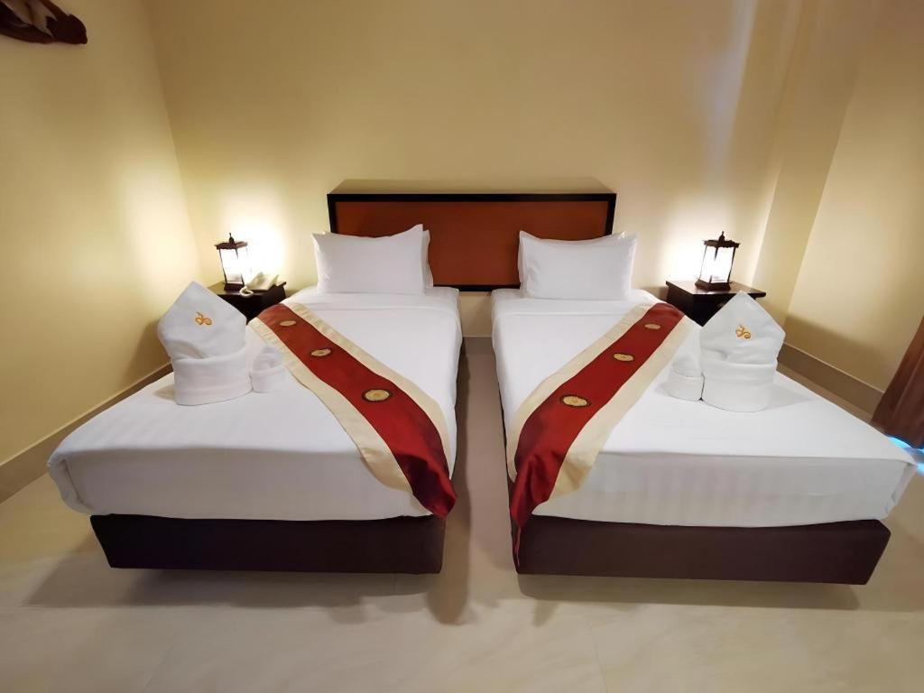 Rayong Lanna Hotel Bagian luar foto