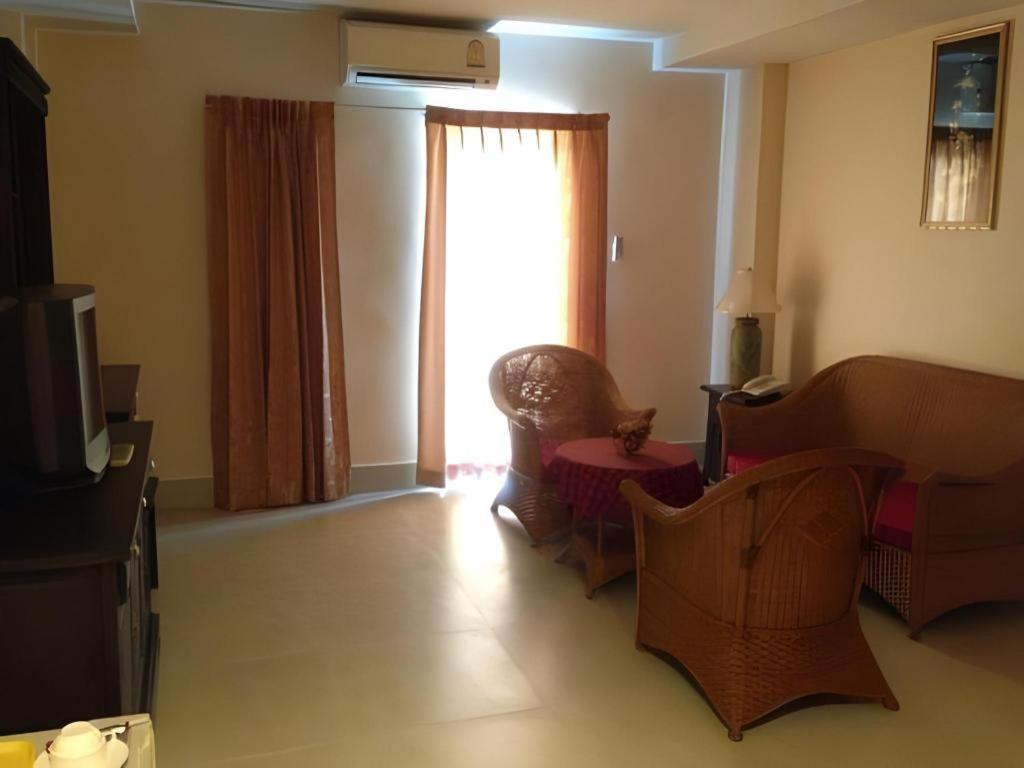Rayong Lanna Hotel Bagian luar foto